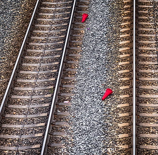 camins, tren, Camí, ruta, adreça, ferrocarril, transport, caminar, baranes, viatjar, ferro, estació, destinació, rovellat, cons, vermell, con, vies del ferrocarril, pista, transport per ferrocarril, cap gent, vista d’angle alt, manera de transport, dia, metall, transport públic, corbata de ferrocarril, a l'aire lliure, estació de ferrocarril, ciutat, signe, naturalesa, plataforma d’estació de ferrocarril, carrer, grava, paral·lel, 2K, CC0, domini públic, lliure de regalies