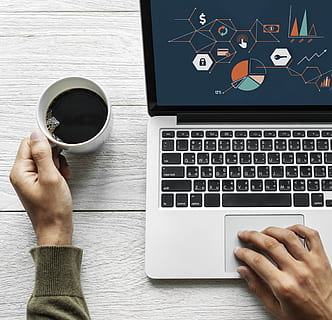 analyse, bakgrunn, virksomhet, kafe, kommunikasjon, datamaskin, forbindelse, kopiere plass, enhet, digitalt, hjem, varm drikke, viktig, internett, tastatur, laptop, livsstil, ledelse, markedsføring, nettverk, notisbok, objekter, kontor, skjerm, sosiale medier, trådløs teknologi, teknologi, menneskelig hånd, drikke, kopp, hånd, bord, krus, bruker bærbar PC, kaffe - drikke, menneskelig kroppsdel, forfriskning, bærbar informasjonsenhet, ekte folk, én person, kaffe, finger, 2K, CC0, offentlig domene, opphavsrett gratis