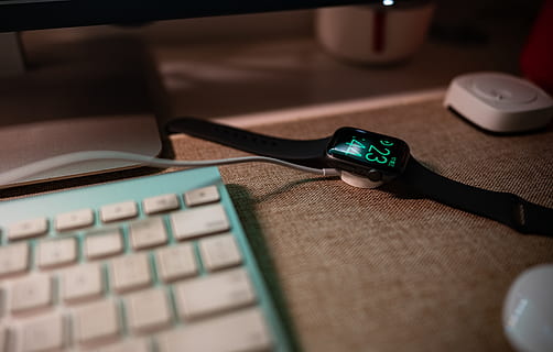 æbleur, teknologi, computer, trådløs teknologi, computer tastatur, meddelelse, computerudstyr, bord, tastatur, indendørs, forbindelse, bærbar, computermus, selektiv fokusering, ingen mennesker, tæt på, møbel, skrivebord, grøn farve, træ - materiale, bærbar informationsenhed, computer nøgle, 5K, CC0, offentligt domæne, royaltyfrie