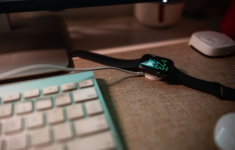 orologio Apple, tecnologia, computer, tecnologia wireless, tastiera del computer, comunicazione, attrezzatura informatica, tavolo, tastiera, in casa, connessione, il computer portatile, mouse del computer, messa a fuoco selettiva, nessuno, avvicinamento, mobilia, scrivania, colore verde, legno - materiale, dispositivo di informazione portatile, tasto del computer, 5K