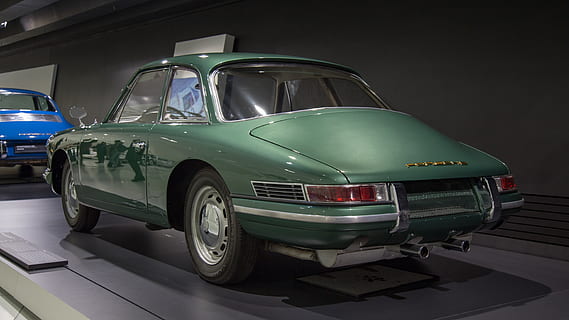 coupé verd, cotxe, vehicle, transport, automòbil, pneumàtic, roda, màquina, roda del cotxe, parabrisa, cotxe esportiu, coupe, va parlar, roda d'aliatge, llum, faro, Sedan, mirall, mirall del cotxe, coixí, embolcall de plàstic, manera de transport, vehicle terrestre, estil retro, cap gent, cotxe d'època, a l'interior, viatjar, ciutat, venda al detall, estacionari, arquitectura, generació de combustible i energia, dia, primer pla, color plata, 5K, CC0, domini públic, lliure de regalies