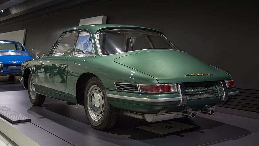 coupé verd, cotxe, vehicle, transport, automòbil, pneumàtic, roda, màquina, roda del cotxe, parabrisa, cotxe esportiu, coupe, va parlar, roda d'aliatge, llum, faro, Sedan, mirall, mirall del cotxe, coixí, embolcall de plàstic, manera de transport, vehicle terrestre, estil retro, cap gent, cotxe d'època, a l'interior, viatjar, ciutat, venda al detall, estacionari, arquitectura, generació de combustible i energia, dia, primer pla, color plata, 5K