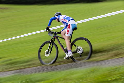 homme, bleu, blanc, longue, sweatshirt à manches, équitation, noir, difficile, vélo de queue, action, actif, activité, altitude, vélo, champion, championnat, concours, cyclisme, cycliste, une descente, extrême, en forme, aptitude, herbe, gars, casque, se dépêcher, mouvement, vélo de montagne, de plein air, pédale, la personne, professionnel, course, cavalier, route, la vitesse, sport, vêtements de sport, rue, été, le coucher du soleil, laps de temps, montée, façon, roue, concurrence, transport, mouvement flou, faire de l'exercice, athlète, mode de vie sain, toute la longueur, force, course sportive, vélo de course, balade, effort, 5K, CC0, domaine public, libre de droits