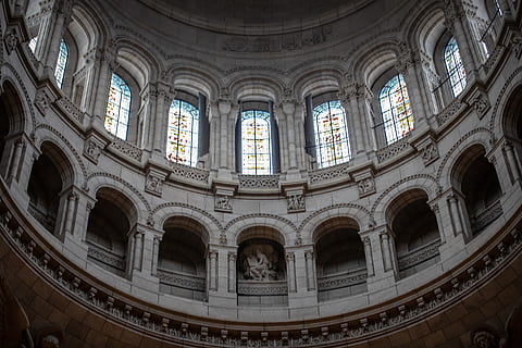 catedral de hormigón gris, vista de ángulo bajo, arquitectura, estructura construida, lugar de adoración, religión, ventana, creencia, espiritualidad, adentro, arco, edificio, nadie, Vitral, vaso, destinos de viaje, día, techo, columna arquitectonica, florido, cúpula, 5K, CC0, dominio público, libre de derechos