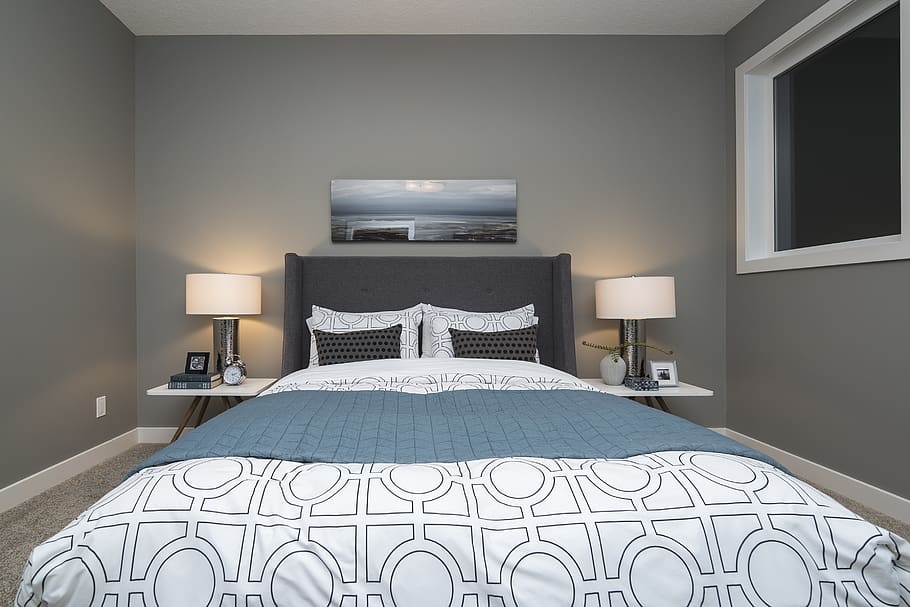 set da letto bianco e grigio, in casa, lusso, attrezzatura per l'illuminazione, letto, illuminato, Camera da letto, ricchezza, mobilia, interno di casa, interno vetrina casa, stanza domestica, moderno, nessuno, casa, confortevole, lampada elettrica, architettura, cuscino, assenza, rilassamento, accogliente, soffitto, 2K