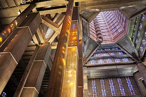 düşük, açı fotoğrafçılığı, çok katlı, bina, mimari, liberal, tavan, kilise, Kent, beton, inşaat, gün ışığı, bardak, içeriye, işaret, ışık, düşük açılı atış, modern, perspektif, oyun, çelik, kule, kentsel, yapılı yapı, düşük açılı görünüş, insansız, ahşap malzeme, aydınlatılmış, gün, Desen, çatı, aydınlatma ekipmanı, cam malzemesi, doğa, arka, Güneş ışığı, ahşap, 5K