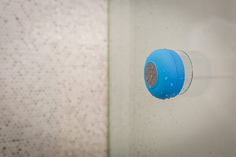 blau, bluetooth, altaveu, electrònica, tecnologia, impermeable, música, so, humit, aigua, mà, paret, interior, funció de construcció de parets, cap gent, forma geomètrica, cercle, primer pla, forma, metall, signe, comunicació, estructura construïda, Color blanc, arquitectura, a l'interior, dia, cargol, signe d'informació, orientació, disseny, informació, 4K, CC0, domini públic, lliure de regalies