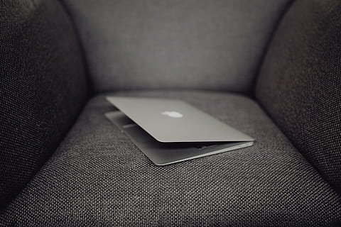 Fermer, vue, fermé, portable, mensonge, gris, fauteuil, technologie, ordinateur, macbook, La technologie, lien, Technologie sans fil, à l'intérieur, la communication, meubles, canapé, siège, intérieur du véhicule, personne, intérieur de voiture, transport, mode de transport, dispositif d'information portable, téléphone portable, véhicule à moteur, voiture, cuir, 5K, CC0, domaine public, libre de droits