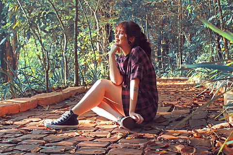 foresta, alberi, natura, paesaggio, boschi, sentiero, ragazza, donna, testa Rossa, modello, ritratto, vestito, seduta, tatuaggio, lunghezza intera, una persona, albero, pianta, stili di vita, attività di svago, abbigliamento casual, persone reali, giovane adulto, giorno, giovani donne, vista laterale, luce del sole, terra, all'aperto, donne, acconciatura, adolescente, contemplazione, 5K, CC0, dominio pubblico, privo di copyright