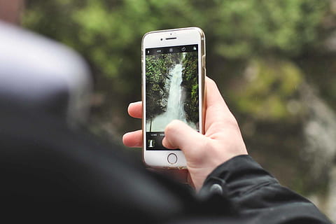 Canada, kaskade faldspor, iphone, kamera, billedoptagelse, fange, vandfald, grøn, hånd, bedrift, fokus, billede, telefon, smart telefon, menneskelig hånd, trådløs teknologi, mobiltelefon, bærbar informationsenhed, teknologi, en person, meddelelse, menneskelig kropsdel, skærm, fotografere, forbindelse, rigtige mennesker, dag, fotografering temaer, livsstil, aktivitet, udendørs, finger, 1080P, CC0, offentligt domæne, royaltyfrie