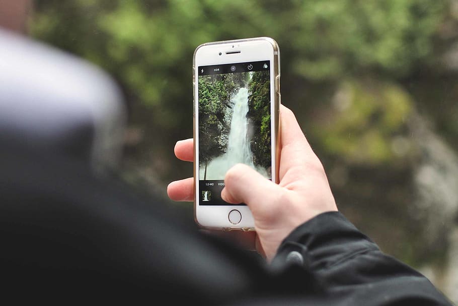 Canada, kaskade faldspor, iphone, kamera, billedoptagelse, fange, vandfald, grøn, hånd, bedrift, fokus, billede, telefon, smart telefon, menneskelig hånd, trådløs teknologi, mobiltelefon, bærbar informationsenhed, teknologi, en person, meddelelse, menneskelig kropsdel, skærm, fotografere, forbindelse, rigtige mennesker, dag, fotografering temaer, livsstil, aktivitet, udendørs, finger, 1080P