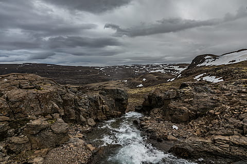 riu, núvols, la llum del dia, medi ambient, flux, glacera, herba, gel, paisatge, muntanyes, naturalesa, fotografia de natura, a l'aire lliure, fotografia, roques, escènic, cel, neu, aigua, hivern, núvol - cel, rock, escenics - natura, rock - object, sòlid, bellesa a la natura, núvol, moviment, escena no urbana, cap gent, tempesta, terra, dia, aigua que flueix, rierol: aigua que flueix, poder a la natura, que flueix, 2K, CC0, domini públic, lliure de regalies