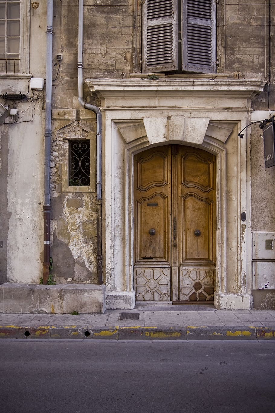 edificio in cemento marrone, porta, facciata, costruzione, architettura, otturatore, Entrata, legna, città, cittadina, strada, marciapiede, vecchio, cancello, centro, di legno, grunge, decadimento, urbano, pietra rivestita, porta d'ingresso, struttura costruita, esterno dell'edificio, nessuno, giorno, chiuso, Casa, all'aperto, caratteristica della parete, legno - materiale, abbandonato, sicurezza, finestra, storia, rovinato, 1080P