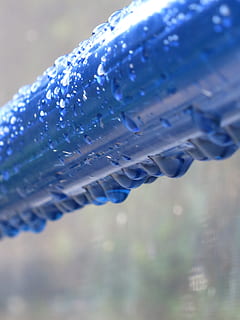 Frühlingsregen, Pole, Regen fällt, Nahansicht, Blau, nass, selektiver Fokus, fallen, Wasser, Fokus auf den Vordergrund, keine Leute, transparent, Kunststoff, drinnen, Natur, Frische, Glas - Material, Tag, kalte Temperatur, Eis, Stillleben, Reinheit, 4K, CC0, gemeinfrei, lizenzfrei