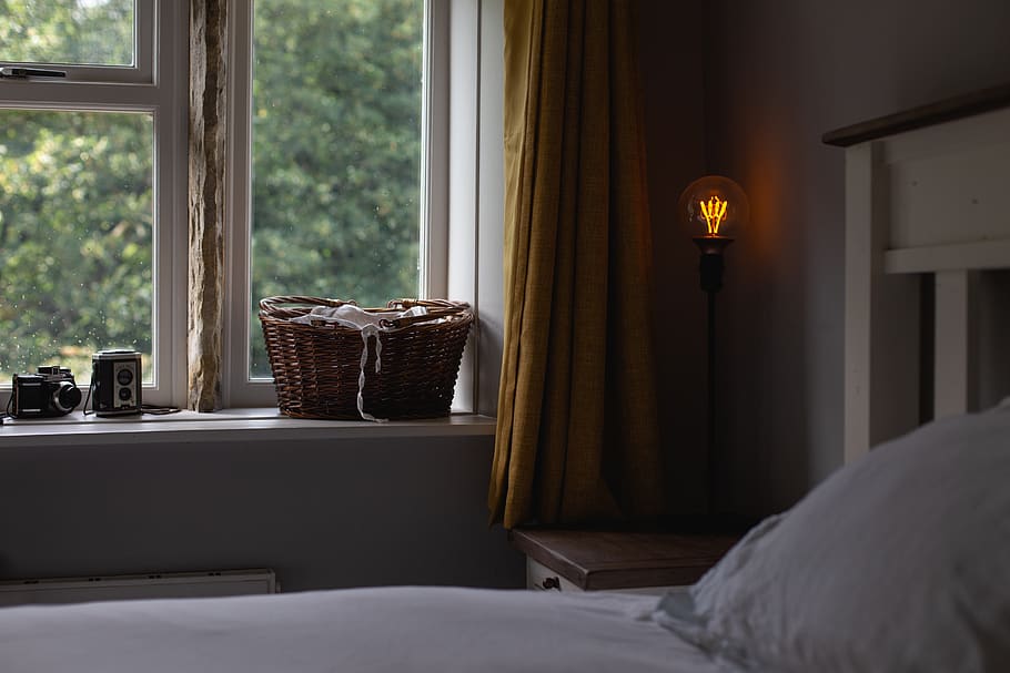 tændt gulvlampe, seng, soveværelse, møbel, indendørs, belysningsudstyr, vindue, hjemlige værelse, ingen mennesker, elektrisk lampe, fravær, dag, komfortabel, bord, hjem interiør, glas - materiale, hyggelig, natur, arkitektur, sæde, luksus, 5K