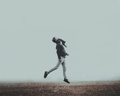 mand, hoppe, dagtimerne, human, person, grusvej, vej, grus, jord, stående, udendørs, tøj, beklædning, fotografering, Foto, natur, Mark, dreng, mennesker, fotograf, gå, vejr, fuld længde, en person, afslappet tøj, fritidsaktivitet, rigtige mennesker, ung voksen, livsstil, dag, herrer, vinter, himmel, unge mænd, bevægelse, sidebillede, varme tøj, 4K, CC0, offentligt domæne, royaltyfrie