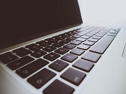 computer, il computer portatile, tecnologia, attività commerciale, Internet, taccuino, tastiera, schermo, mobile, lavoro, moderno, portatile, senza fili, pc, digitale, tenere sotto controllo, display, Rete, web, attrezzatura, comunicazione, tastiera del computer, attrezzatura informatica, tecnologia wireless, avvicinamento, in casa, nessuno, connessione, messa a fuoco selettiva, parte del computer, lettera, alfabeto, colore nero, tasto del computer, natura morta, tavolo, 4K