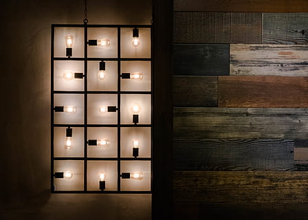 encès, decoració de paret de bombeta, a l'interior, il·luminat, material de fusta, mobles, habitació domèstica, interior de casa, cap gent, equips d’il·luminació, llibre, prestatge, casa, calaix, arquitectura, funció de construcció de parets, nit, obert, prestatge per a llibres, estructura construïda, arxivador, publicació, luxe, 4K, CC0, domini públic, lliure de regalies
