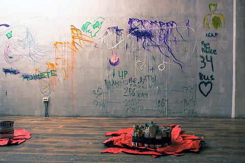Graffiti, Wand, Farbe, Hintergrund, alt, betrübt, bunt, Oberfläche, Graffitiwall, Rau, unordentlich, Farbspritzer, grunge, texturiert, spb, Text, westliche Schrift, drinnen, keine Leute, Wandbau - Funktion, Kreativität, Kunst und Handwerk, Kommunikation, Skript, die Architektur, Tag, nicht-westliche Schrift, rot, Kleidung, Schule, 720P, CC0, gemeinfrei, lizenzfrei