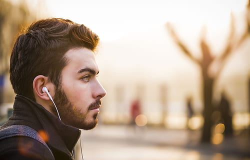 mennesker, mand, fyr, headset, skæg, bokeh, en person, hovedskud, ung voksen, portræt, unge mænd, by, herrer, hovedtelefoner, sidebillede, fokus på forgrunden, leder, hører efter, kigger væk, musik, arkitektur, fritidsaktivitet, livsstil, overvejelse, profilvisning, udendørs, 5K, CC0, offentligt domæne, royaltyfrie