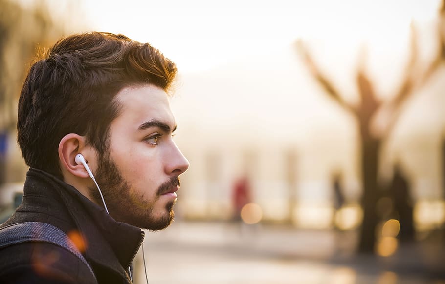 mennesker, mand, fyr, headset, skæg, bokeh, en person, hovedskud, ung voksen, portræt, unge mænd, by, herrer, hovedtelefoner, sidebillede, fokus på forgrunden, leder, hører efter, kigger væk, musik, arkitektur, fritidsaktivitet, livsstil, overvejelse, profilvisning, udendørs, 5K