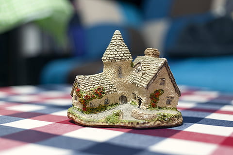 Casa, piccolo, miniatura, classico, tavolo, verificato, motivo controllato, tovaglia, avvicinamento, concentrarsi sulle conoscenze acquisite, messa a fuoco selettiva, nessuno, modello, giorno, natura morta, arte e artigianato, all'aperto, rappresentazione, luce del sole, design, creatività, blu, natura, architettura, pavimento piastrellato, 4K, CC0, dominio pubblico, privo di copyright