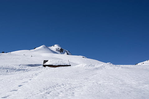 sne, stå på ski, vinter, alpine, natur, landskab, bjerge, hytte, kold, vinter sport, vinterlige, østrig, snedækket, bjælkehytte, himmel, vandring, sneet inde, blå, kold temperatur, bjerg, skyfri himmel, miljø, dag, solrig, skønhed i naturen, ingen mennesker, hvid farve, kopiere plads, scenics - natur, rejse, sport, udendørs, snedækket bjerg, nåletræ, 4K, CC0, offentligt domæne, royaltyfrie