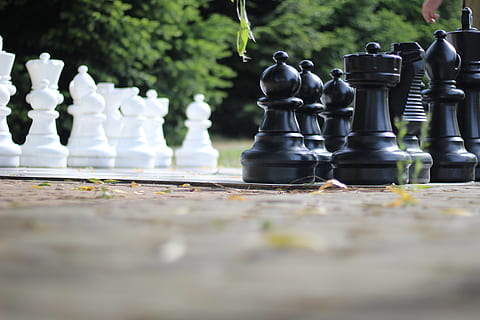 escacs, començant, netejar, guanyar, reis, jugar, estratègia, desafiament, Bauer, estratègic, reina, joc de taula, victòria, blanc, tàctiques, negre, guanyador, rei, Tauler d'escacs, corona, poder, pensar, jocs d’oci, joc, Una peça d'escacs, enfocament selectiu, relaxació, rei - escacs, peó - peça d’escacs, competició, activitat d'oci, cap gent, cavaller - peça d’escacs, dia, nivell superficial, color negre, primer pla, reina - peça d 'escacs, 5K, CC0, domini públic, lliure de regalies