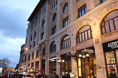alt, Gebäude, Datum, Struktur, die Architektur, Hotel, Istanbul, Truthahn, jüdisch, historisch, Wand, Frontlinie, Stadt, Gebäudehülle, gebaute Struktur, beleuchtet, Fenster, Straße, zufällige Menschen, Himmel, Natur, draußen, Stadt leben, die Vergangenheit, Flachwinkelansicht, Geschichte, Geschäft, Gruppe von Leuten, Text, Reiseziele, 5K, CC0, gemeinfrei, lizenzfrei