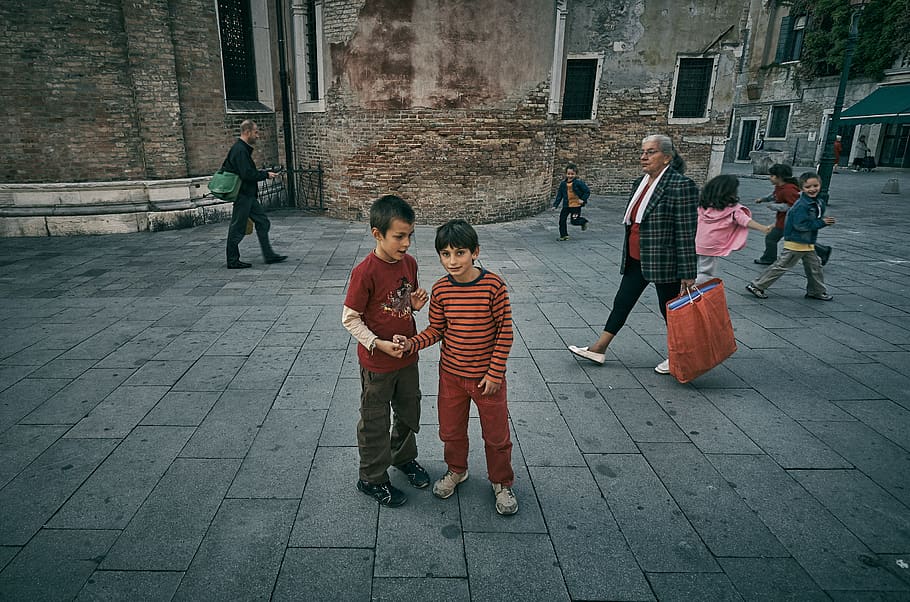 to, drenge, stående, i front bygning, mennesker, human, person, storbyen venice, Italien, by, gade, børn, fritids aktiviteter, fiskeri, spille, stribe, fortov, sti, gangbro, turist, by-, vej, bygning, gruppe af mennesker, barndom, barn, arkitektur, Kvinder, herrer, rigtige mennesker, hanner, bygning udvendig, fuld længde, afkom, dag, bygget struktur, piger, afslappet tøj, hunner, udendørs, brosten, 2K