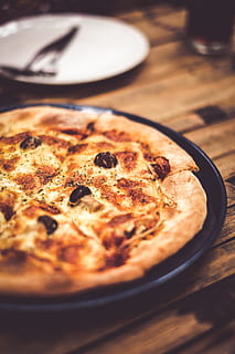 pizza på plate, mat og Drikke, mat, friskhet, innendørs, stilleben, klar til å spise, bord, bakt, selektiv fokusering, pizza, ingen folk, overbærenhet, usunn mat, nærbilde, søt mat, melkeprodukt, tallerken, fristelse, måltid, høy vinkel visning, fransk mat, smakfull tærte, matbit, 4K, CC0, offentlig domene, opphavsrett gratis
