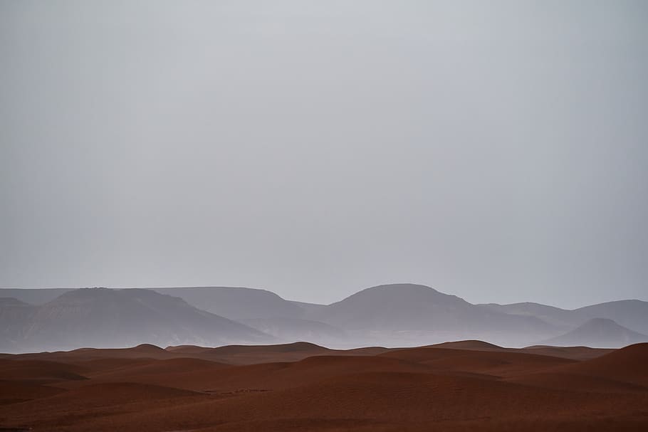 Wüstenberge, Tag, Berg, Szenen - Natur, Schönheit in der Natur, Ruhe, ruhige Szene, kopieren sie platz, Landschaft, Umgebung, Himmel, Nicht-städtische Szene, Natur, keine Leute, Gebirge, Wüste, Land, physische Geographie, Fernbedienung, idyllisch, draußen, dramatische Landschaft, Klima, trockenes Klima, 5K