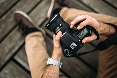fotografo, detenzione, fotocamera dslr, adulto, uomo, all'aperto, giovane, maschio, canone, fotografia, lente, dslr, mano umana, parte del corpo umano, mano, tecnologia, avvicinamento, persone, uomini, occupazione, in casa, lavoro, comunicazione, parte del corpo, orologio da polso, macchina fotografica - attrezzatura fotografica, messa a fuoco selettiva, concentrarsi sulle conoscenze acquisite, arto umano, dito, 5K, CC0, dominio pubblico, privo di copyright
