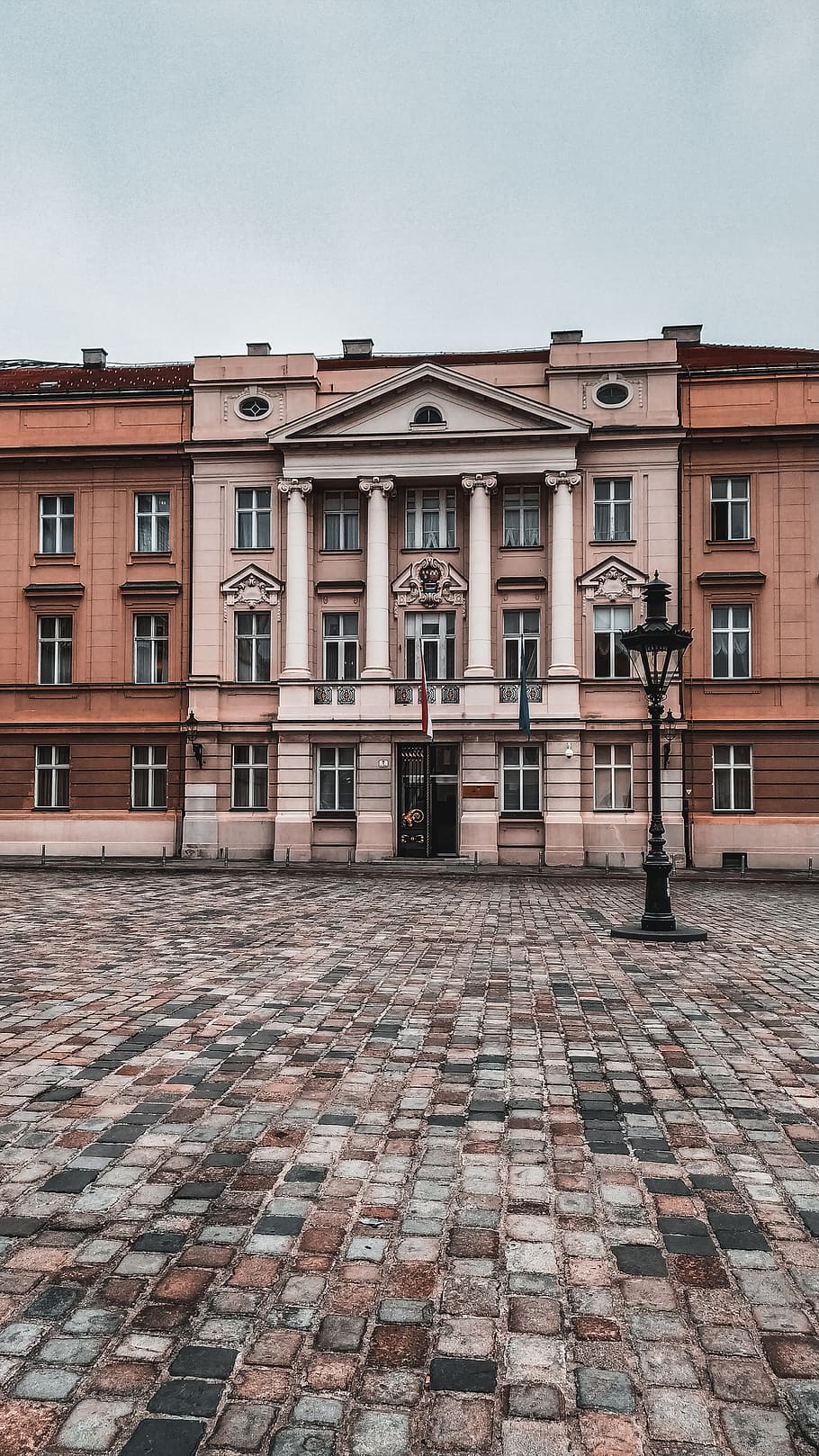 edifício marrom, passarela, caminho, calçada, pavimento, calçada portuguesa, urbano, Croácia, zagreb, Cidade, centro da cidade, construção, arquitetura, tapete, laje, casa, mansão, habitação, pavament, cores, exterior do edifício, estrutura construída, janela, céu, Distrito residencial, ninguém, dia, céu limpo, natureza, em uma sequência, ao ar livre, rua, visão de baixo ângulo, lado a lado, tijolo, casinha, apartamento, 4K