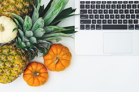 zwei orangefarbene Kürbisse, Computer Tastatur, Tastatur, Hardware-, Computer, Computerhardware, Elektronik, Pflanze, Ananas, Obst, Lebensmittel, Laptop, Kanada, Scott Webb Fotografie, London, pc, Kürbis, Technologie, Apfel, Technik, gesundes Essen, Frische, Essen und Trinken, Gemüse, drinnen, Wohlbefinden, Kommunikation, grüne Farbe, keine Leute, Stillleben, Tabelle, Verbindung, kabellose Technologie, 5K, CC0, gemeinfrei, lizenzfrei