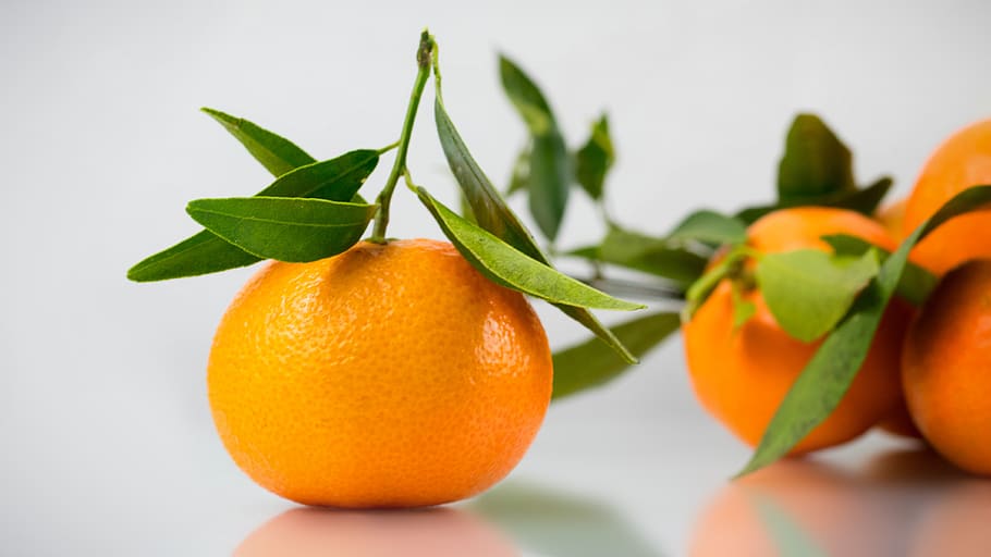 oranžový, ovoce, stůl, listy, čerstvý, citrus, zdravý, jídlo, oranžová barva, citrusové ovoce, jídlo a pití, Zdravé stravování, pomeranč, svěžest, list, rostlinné části, studio shot, mandarinka, blahobyt, detail, uvnitř, nikdo, zaměřit se na popředí, skupina objektů, Příroda, zralý, malá skupina objektů, 4K