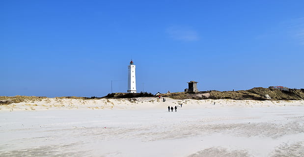 Blick auf den weißen Leuchtturm, die Architektur, Gebäude, Turm, Leuchtturm, Mensch, Person, Leuchtfeuer, Blavand, Dänemark, blåvandvej 31, Küste, Sand, Sommer-, blauer Himmel, Weiß, Panorama, Menschen, Düne, Wind, Himmel, Land, gebaute Struktur, Strand, Gebäudehülle, Natur, klarer Himmel, Beratung, Tag, Blau, Meer, Wasser, Sicherheit, Richtung, Schutz, draußen, 5K, CC0, gemeinfrei, lizenzfrei