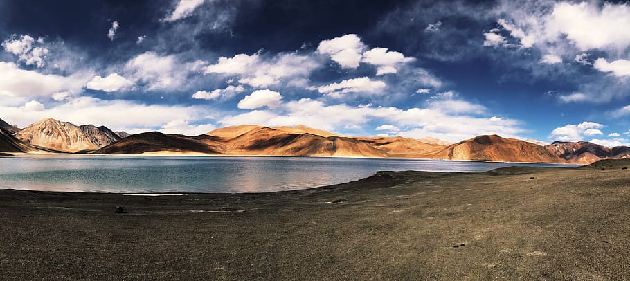 pangong tso, muntanya, escenics - natura, núvol - cel, bellesa a la natura, cel, aigua, medi ambient, terra, paisatge, Serra, naturalesa, tranquil·litat, escena tranquil·la, escena no urbana, cap gent, destinacions de viatge, idíl·lic, remot, mar, desert, a l'aire lliure, clima àrid, clima, llacuna, cim de muntanya, semiàrid, 8K