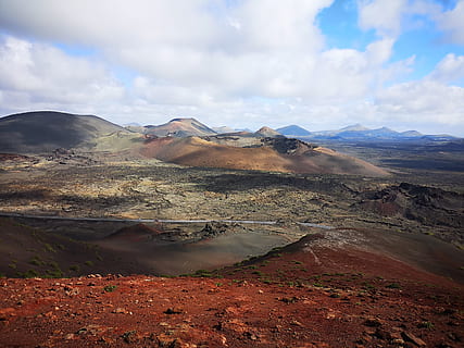 braune Berge, Natur, draußen, Straße, Schotterstraße, Kies, Plateau, Boden, Spanien, Lanzarote, Vulkan, Landschaft, Hügel, Berg, Land, Wüste, Gebirge, Steigung, Wildnis, Gebäude, wolke - himmel, Schönheit in der Natur, Szenen - Natur, Himmel, ruhige Szene, Umgebung, Ruhe, Nicht-städtische Szene, physische Geographie, Fernbedienung, Tag, Geologie, idyllisch, keine Leute, Reiseziele, Klima, trockenes Klima, 2K, CC0, gemeinfrei, lizenzfrei