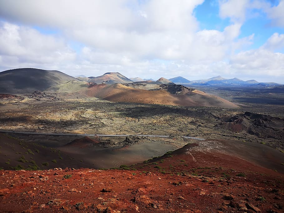 braune Berge, Natur, draußen, Straße, Schotterstraße, Kies, Plateau, Boden, Spanien, Lanzarote, Vulkan, Landschaft, Hügel, Berg, Land, Wüste, Gebirge, Steigung, Wildnis, Gebäude, wolke - himmel, Schönheit in der Natur, Szenen - Natur, Himmel, ruhige Szene, Umgebung, Ruhe, Nicht-städtische Szene, physische Geographie, Fernbedienung, Tag, Geologie, idyllisch, keine Leute, Reiseziele, Klima, trockenes Klima, 2K
