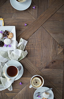 hvid keramisk teacup, te, mad, morgenmad, drikke, drik, bord, måltid, plade, fad, grå, træ, spisebord, møbel, spise, opskrift, slap af, småkager, cookie, ferie, parti, mad og drikke, træ - materiale, forfriskning, kop, friskhed, høj vinkel visning, indendørs, kaffe, kaffe - drikke, krus, kaffekop, direkte over, ingen mennesker, stilleben, sødt mad, porcelæn, sort te, te kop, 5K, CC0, offentligt domæne, royaltyfrie