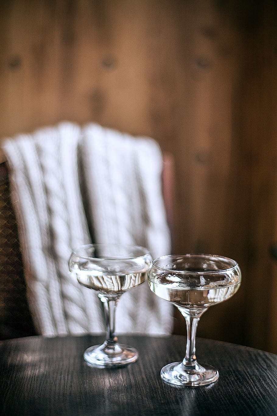 dos, begudes de còctel, taula, vidre, copa, beure, begudes, alcohol, vi, Copa de vi, fusta, elegant, casa, vella moda, acollidor, campanar, restaurant, kiev, luxe, rústic, data, sopar, menjar i beguda, cap gent, refresc, centrar-se en primer pla, a l'interior, natura morta, vidre - material, primer pla, frescor, material de fusta, equipament per a la llar, transparent, tovalló, absència, safata, configuració, 2K