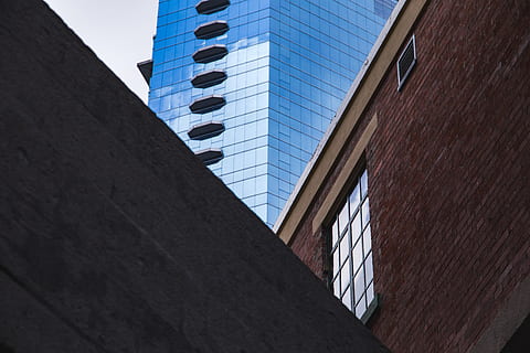 Hochhaus, die Architektur, Gebäude, Geschäft, Konstruktion, zeitgemäß, Glasfenster, Froschperspektive, Büro, Reflexion, Wolkenkratzer, Turm, städtisch, Fenster, Wurmperspektive, gebaute Struktur, Gebäudehülle, Flachwinkelansicht, Tag, keine Leute, Stadt, modern, Bürogebäude außen, Wandbau - Funktion, Glas - Material, Natur, Himmel, draußen, klarer Himmel, Sonnenlicht, gestalten, 5K, CC0, gemeinfrei, lizenzfrei