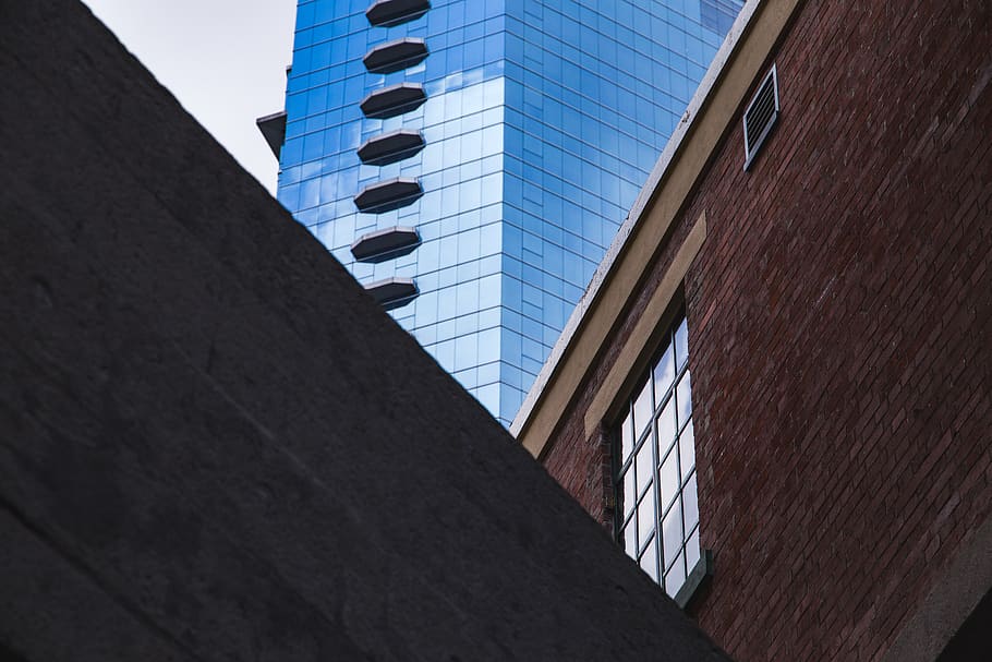 edifici highrise, arquitectura, edificis, negocis, construcció, contemporani, finestres de vidre, tir en angle baix, oficina, reflexió, gratacels, torre, urbà, finestres, vista dels ulls del cuc, estructura construïda, exterior de l'edifici, vista d’angle baix, edifici, dia, cap gent, ciutat, finestra, modern, exterior d’edifici d’oficines, funció de construcció de parets, vidre - material, naturalesa, cel, a l'aire lliure, cel clar, llum solar, forma, 5K