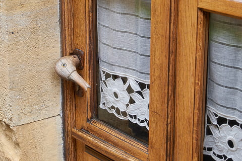 obre la finestra, fusta, fusta dura, porta, França, bozoul, gestionar, ànec, fusta contraxapada, decoració de la llar, mobles, ull, marró, vidre, armari, fusta tacada, puntes, tovallola de bany, tovallola, naturalesa, material de fusta, entrada, cap gent, dia, finestra, arquitectura, patró, a l'aire lliure, primer pla, seguretat, estructura construïda, exterior de l'edifici, temes d'animals, protecció, casa, animal, 4K, CC0, domini públic, lliure de regalies