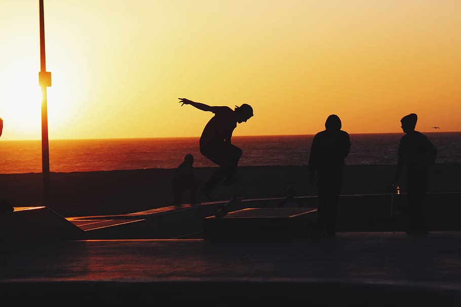 posta de sol, vespre, cel, estiu, patinatge, monopatí, patinadors, gent, silueta, ombra, platja, oceà, mar, horitzó, amics, grup, aigua, persones reals, bellesa a la natura, escenics - natura, color taronja, homes, horitzó sobre l’aigua, activitat d'oci, estils de vida, naturalesa, grup de persones, de peu, a l'aire lliure, 5K