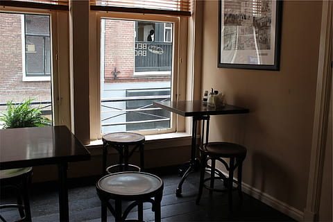 restaurant, tabeller, afføring, bord, sæde, vindue, indendørs, stol, fravær, gennemsigtig, tom, glas - materiale, ingen mennesker, hjem interiør, dag, hjemlige værelse, møbel, dør, sollys, indgang, arkitektur, bygget struktur, 1080P, CC0, offentligt domæne, royaltyfrie