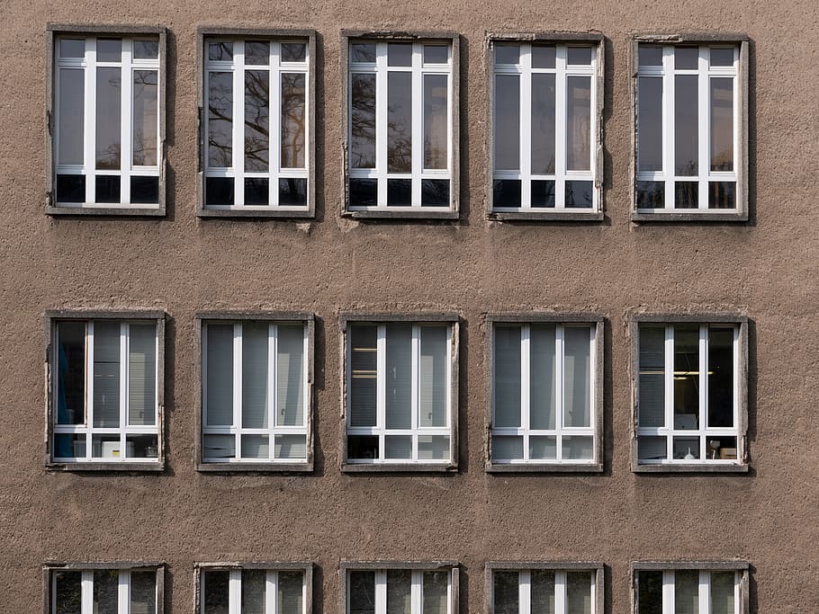 vindue, Freiberg, Tyskland, hjem indretning, hvidt vindue, brun mur, gardin, vindueskygge, tagvindue, arkitektur, bygning, lukker, billedvindue, koøje, væg, hul, gitter, fængsel, beton, fransk dør, bygning udvendig, fuld ramme, bygget struktur, side om side, ingen mennesker, baggrunde, i en række, dag, boligområde, glas - materiale, lav vinkel visning, udendørs, gentagelse, by, afspejling, mønster, 4K