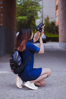 fotografia, dona, agenollat, presa, imatge, motxilla, borrós, càmera, captura, profunditat de camp, moda, femella, focus, noia, cabell, mans, senyora, persona, fotògraf, sessió de fotos, postura, desgast, persones reals, fotografiar, una persona, temes de fotografia, longitud completa, càmera - equip fotogràfic, activitat, activitat d'oci, estils de vida, equip fotogràfic, tecnologia, arquitectura, celebració, dones, pentinat, assegut, agafat, tecnologia sense fils, a l'aire lliure, càmera digital, càmera reflex digital d’una sola lent, modern, 4K, CC0, domini públic, lliure de regalies