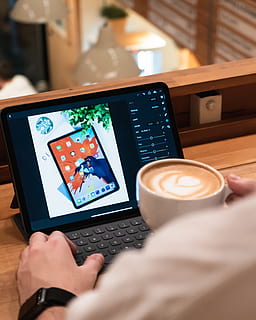 persona che utilizza computer portatile, tecnologia wireless, tecnologia, mano umana, comunicazione, tazza, caffè, boccale, caffè - bevanda, connessione, parte del corpo umano, una persona, mano, tazza di caffè, bere, persone reali, cibo e bevande, in casa, dispositivo di informazione portatile, detenzione, stili di vita, dito, caffetteria, 4K, CC0, dominio pubblico, privo di copyright